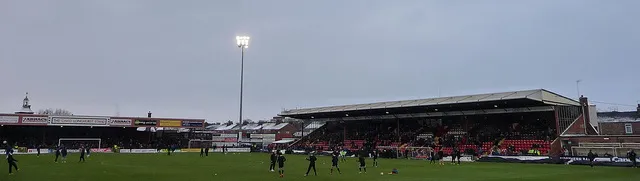 Ánh đèn sân vận động Bootham Crescent rực sáng trong một trận đấu tối tại York