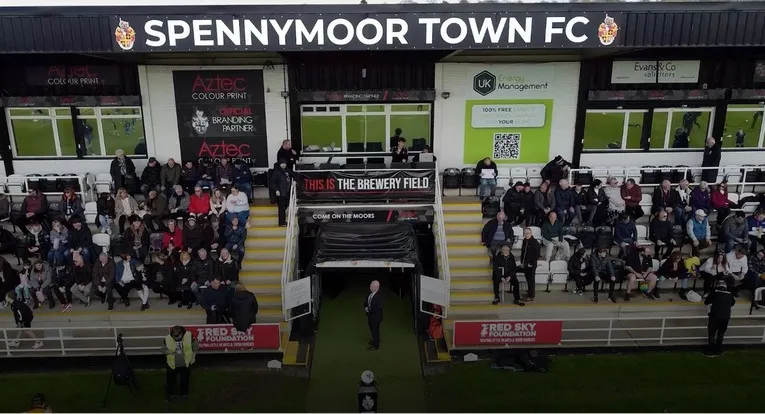 Bầu không khí nhộn nhịp tại sân The Brewery Field vào ngày diễn ra trận đấu của Spennymoor Town FC