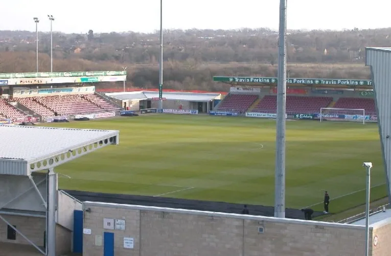 Bầu không khí trước trận đấu tại Sixfields Stadium