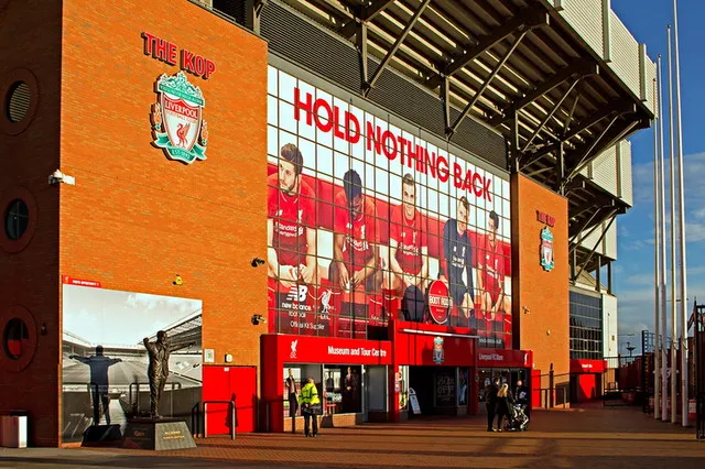 Bên ngoài khán đài Kop huyền thoại tại Anfield, nơi quy tụ những cổ động viên cuồng nhiệt nhất