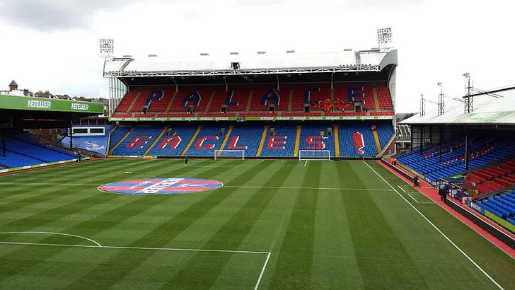 Bên trong sân Selhurst Park nhìn từ khán đài