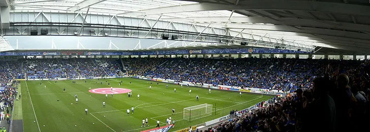 Bên trong sân vận động King Power với các khán đài rực rỡ sắc màu, sân nhà Leicester City