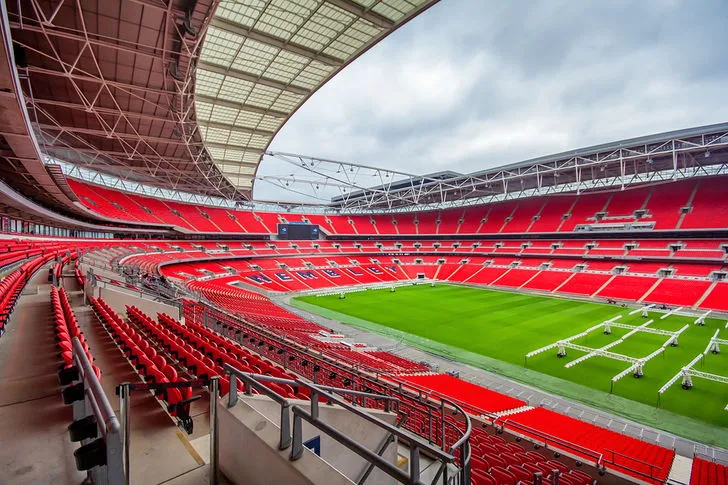 Bên trong Sân vận động Wembley, nhìn từ khán đài với kiến trúc hình bát úp