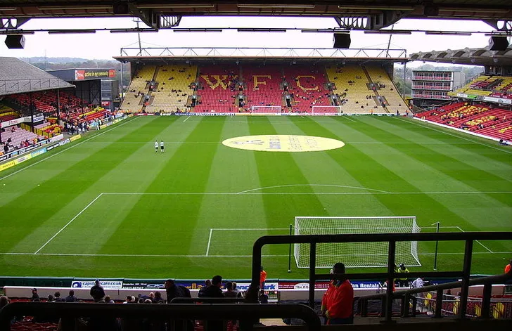 Bên trong sân Vicarage Road vào năm 2010 với kiến trúc độc đáo
