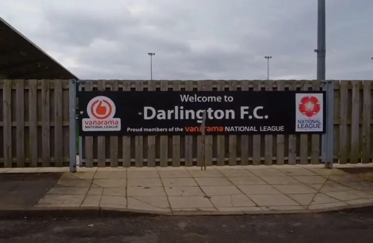 Biển chào mừng tại Blackwell Meadows Stadium, sân nhà độc đáo của Darlington FC
