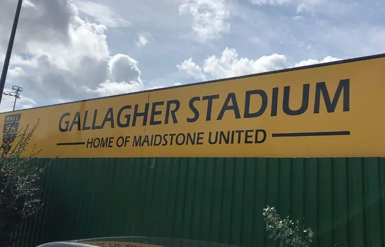 Biển chỉ dẫn Gallagher Stadium Maidstone United, biểu tượng chào đón người hâm mộ