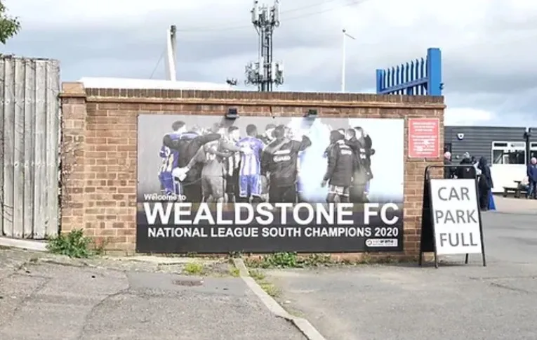 Biển hiệu chính thức của sân vận động Grosvenor Vale, sân nhà của Wealdstone FC
