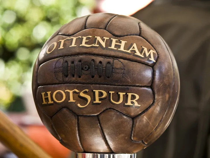 Biểu tượng Gà Trống trên quả bóng đá, biểu tượng của CLB Tottenham Hotspur