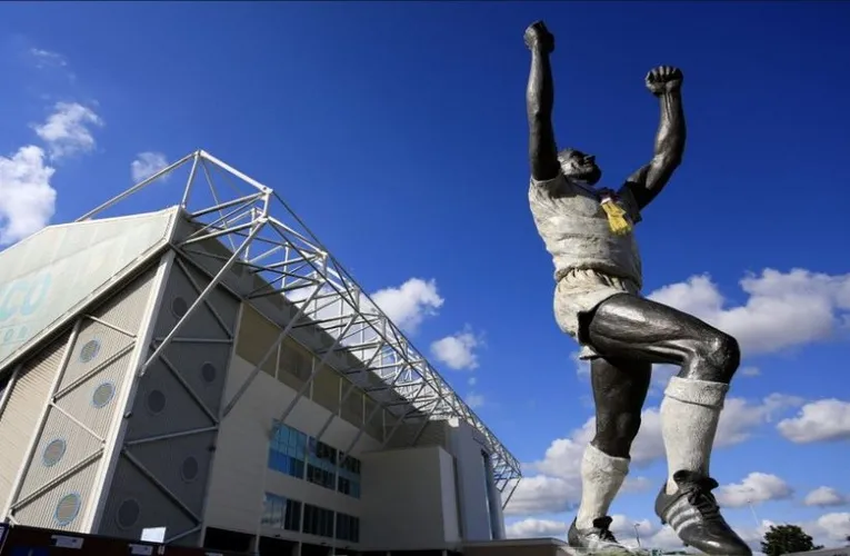 Bức tượng huyền thoại Billy Bremner tại sân Elland Road