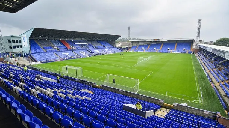 Cận cảnh mặt sân cỏ xanh mướt tại Prenton Park, sân nhà của Tranmere Rovers