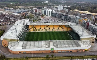 Cận cảnh toàn cảnh sân Carrow Road nhìn từ trên cao, sân nhà của câu lạc bộ Norwich City