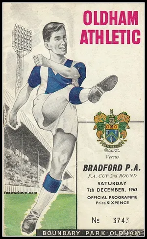 Cầu thủ Oldham Athletic ăn mừng trên sân
