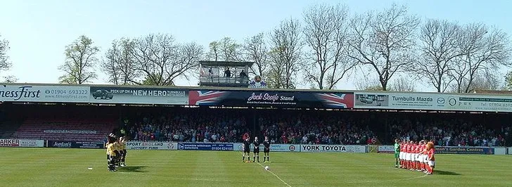 Cầu thủ York City khởi động trong một trận đấu tại sân vận động Bootham Crescent