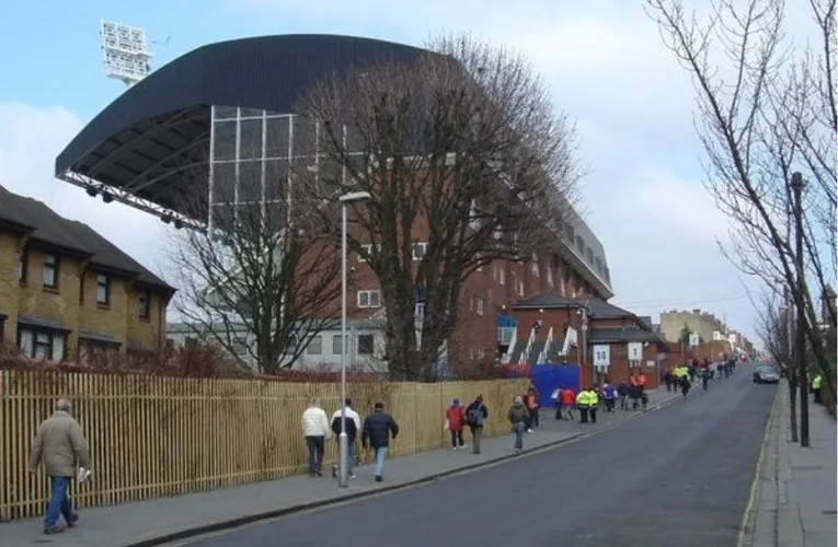 Cổ động viên Crystal Palace hành quân đến Selhurst Park vào ngày thi đấu