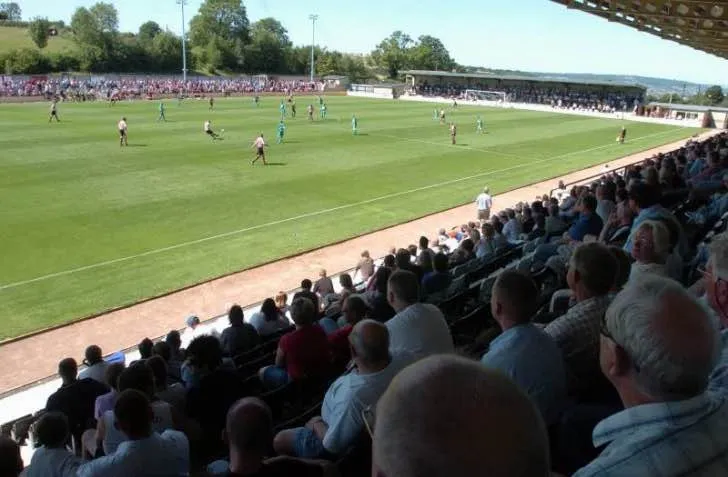 Cổ động viên Forest Green Rovers cuồng nhiệt theo dõi trận đấu từ khán đài The New Lawn