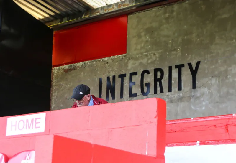 Cổ động viên Salford City trên khán đài, thể hiện tình yêu với đội bóng