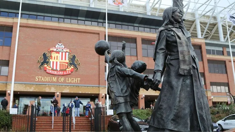 Cổng chính hoành tráng của The Stadium of Light