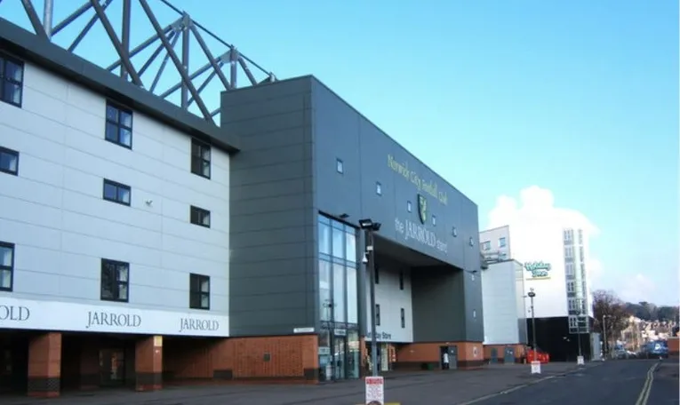 Cổng chính sân Carrow Road, lối vào biểu tượng của Norwich City