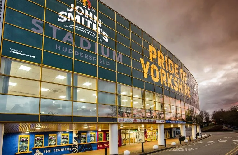 Cổng chính sân vận động John Smith's, nơi chào đón hàng ngàn cổ động viên Huddersfield Town