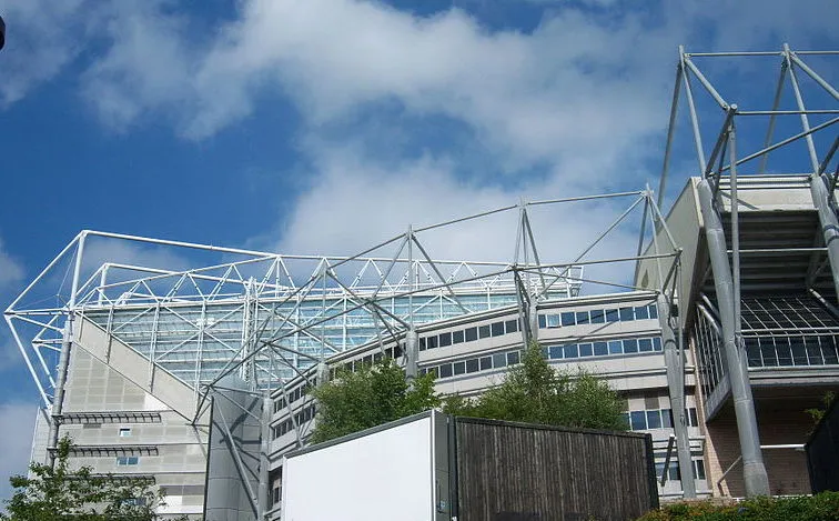 Cổng chính sân vận động St. James' Park, lối vào biểu tượng của Newcastle