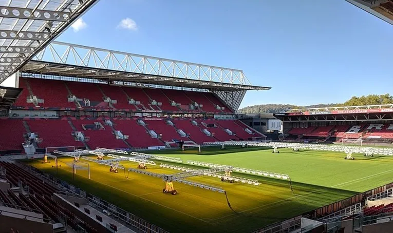 Công tác bảo trì, chăm sóc mặt cỏ sân Ashton Gate, đảm bảo chất lượng thi đấu