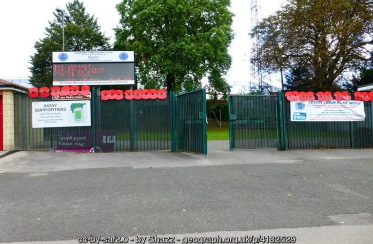 Cổng vào chính ấn tượng của sân vận động Recreation Ground, Aldershot