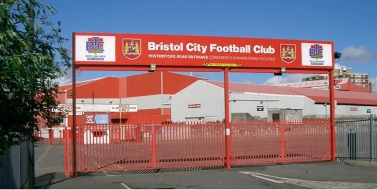 Cổng vào chính của sân Ashton Gate, chào đón người hâm mộ