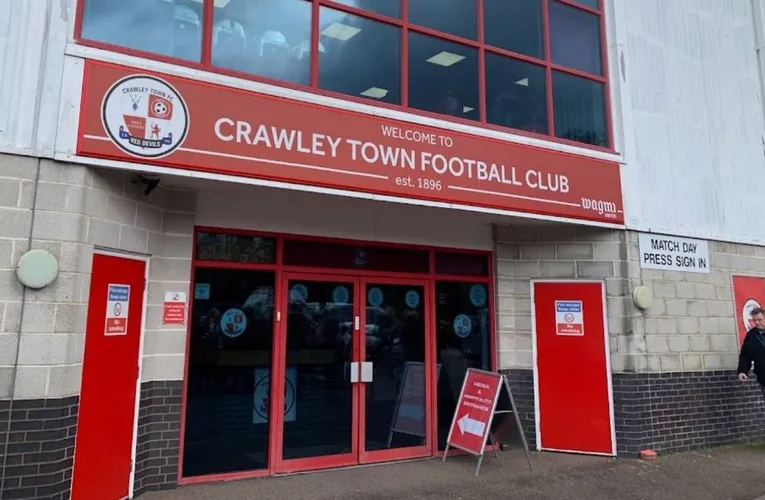 Cổng vào chính của sân Broadfield Stadium ở Crawley, chào đón người hâm mộ đến với các trận đấu của Crawley Town