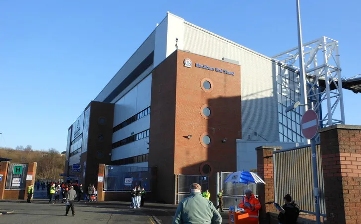 Cổng vào chính của sân vận động Ewood Park, điểm đến quen thuộc của các cổ động viên Blackburn Rovers trong mỗi ngày thi đấu.