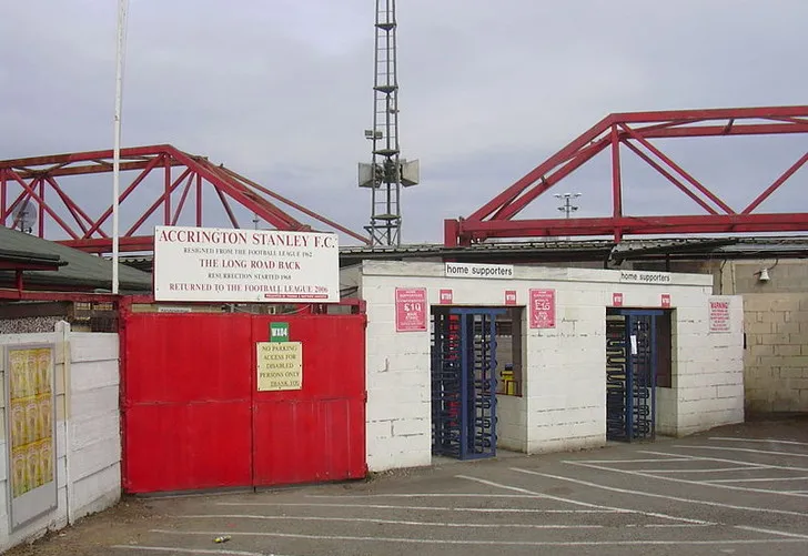 Cổng vào sân Crown Ground Accrington Stanley, một biểu tượng truyền thống