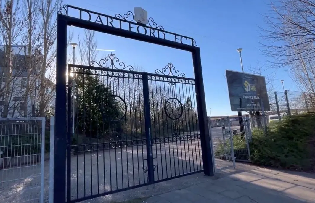 Cổng vào sân vận động Princes Park với biểu tượng của câu lạc bộ Dartford FC