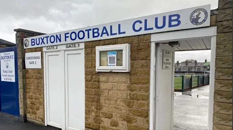 Cổng vào sân vận động The Silverlands với kiến trúc cổ điển, chào đón người hâm mộ Buxton FC.