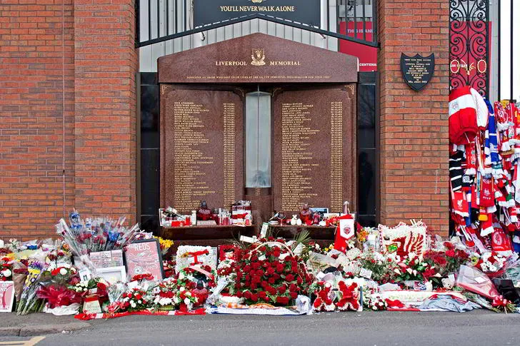 Đài tưởng niệm thảm họa Hillsborough tại Anfield, một biểu tượng của sự đoàn kết và nỗi đau của người hâm mộ Liverpool