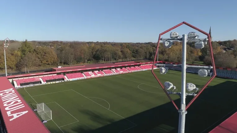 Đèn pha sân vận động Peninsula Stadium lung linh về đêm