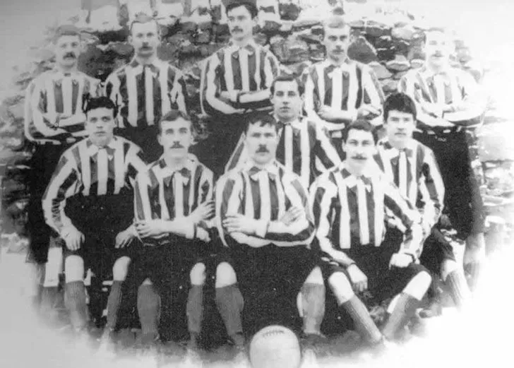 Đội hình Bury FC năm 1892, biểu tượng cho hơn một thế kỷ lịch sử bóng đá của câu lạc bộ