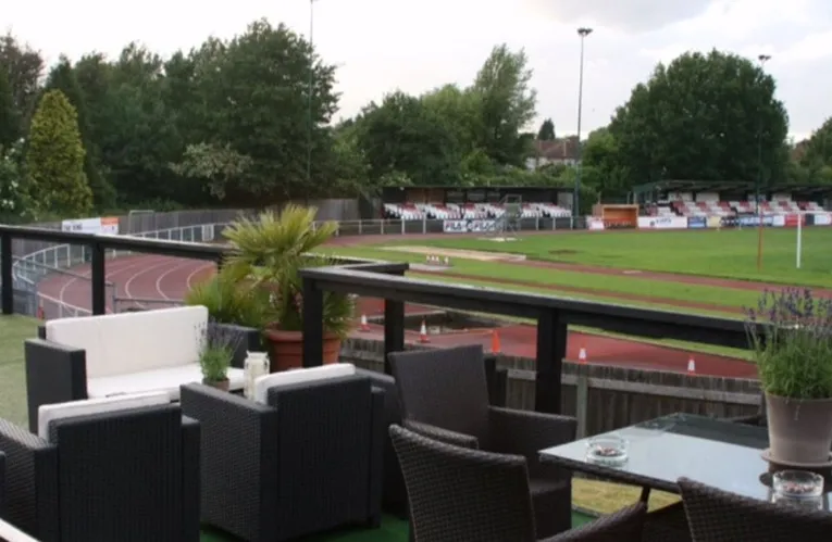 Đường chạy điền kinh 400m bao quanh sân cỏ tại Hornchurch Stadium, minh chứng cho sự đa năng của cơ sở thể thao này.