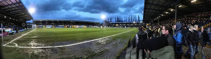 Gigg Lane nhìn từ khán đài trong một trận đấu, trước khi sân phải đóng cửa vô thời hạn