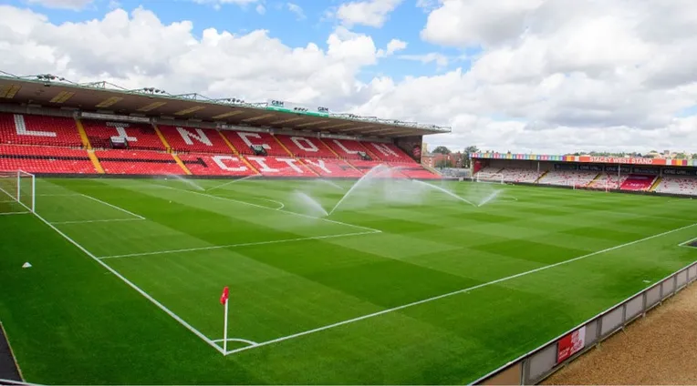 Góc nhìn toàn cảnh mặt sân Sincil Bank, sân nhà của Lincoln City
