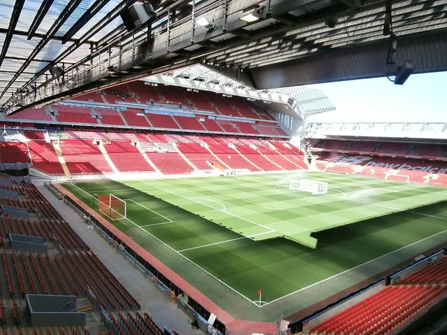 Góc nhìn toàn cảnh sân Anfield từ phòng điều khiển, bao quát các khán đài