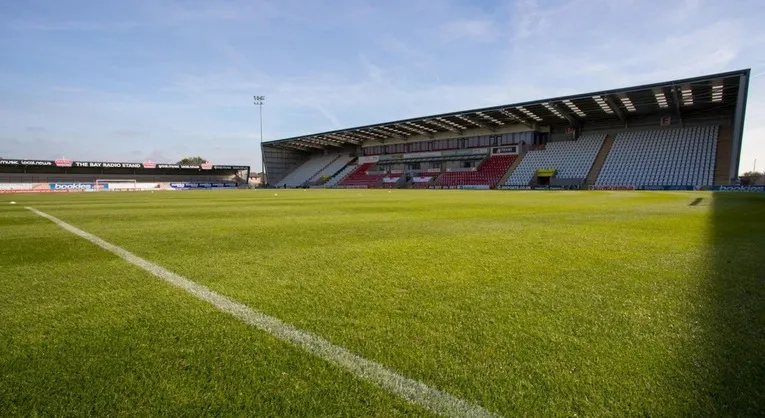 Góc nhìn toàn cảnh sân cỏ từ khán đài Mazuma Mobile Stadium, sân nhà của Morecambe FC