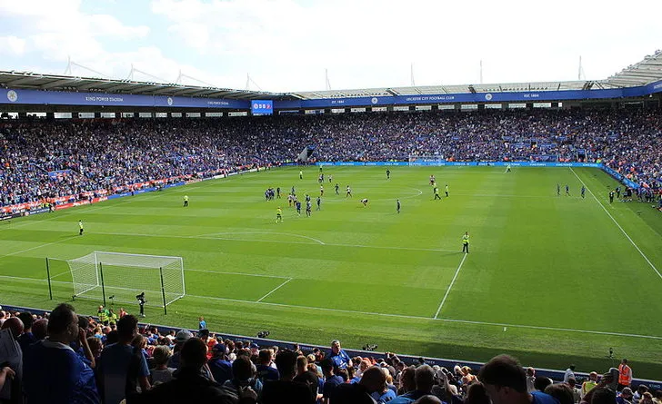 Góc nhìn từ khán đài bên trong King Power Stadium, nơi người hâm mộ Leicester City cổ vũ