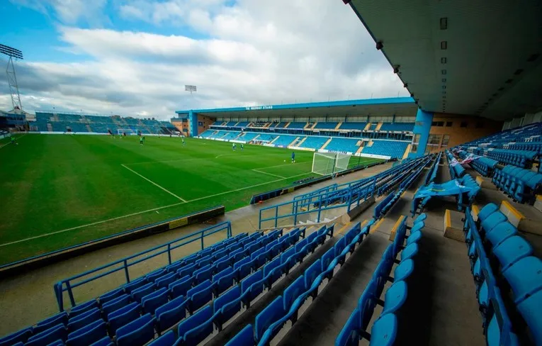 Góc nhìn từ khán đài bên trong sân Priestfield, cho thấy tầm nhìn rõ ràng ra mặt sân xanh mướt của Gillingham.