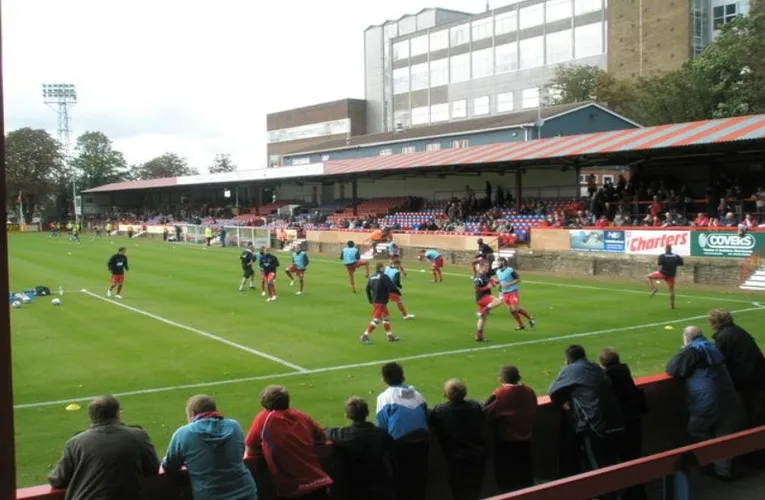 Góc nhìn từ khán đài bên trong sân Recreation Ground của Aldershot Town