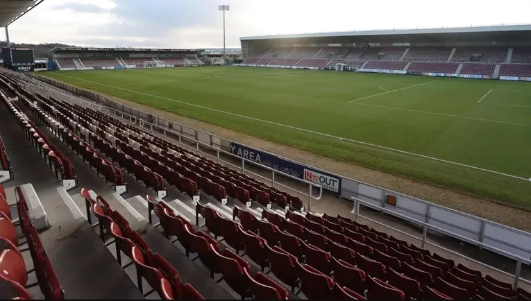 Góc nhìn từ khán đài chính tại Sixfields Stadium
