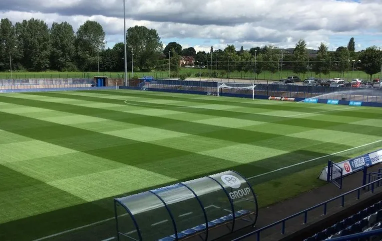 Góc nhìn từ khán đài chính Tameside Stadium, sân của Curzon Ashton