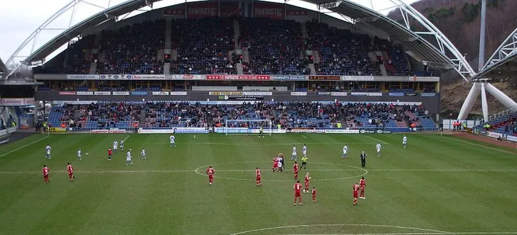 Góc nhìn từ khán đài John Smith's Stadium, mang lại tầm nhìn rõ nét ra sân cỏ