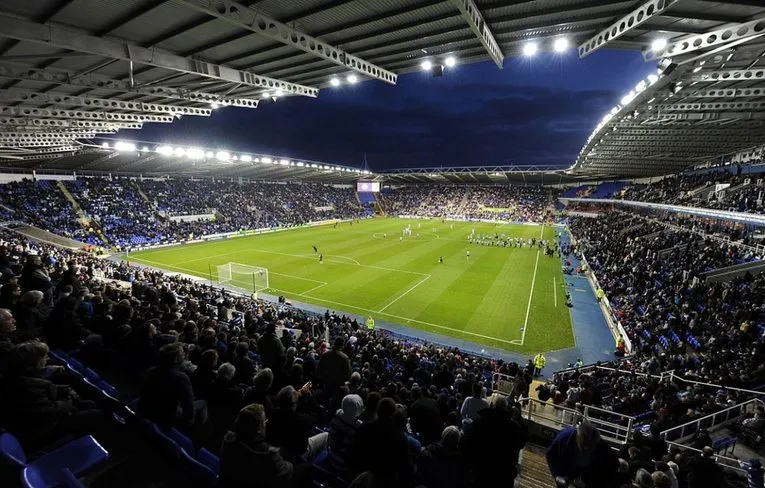 Góc nhìn từ khán đài Madejski Stadium