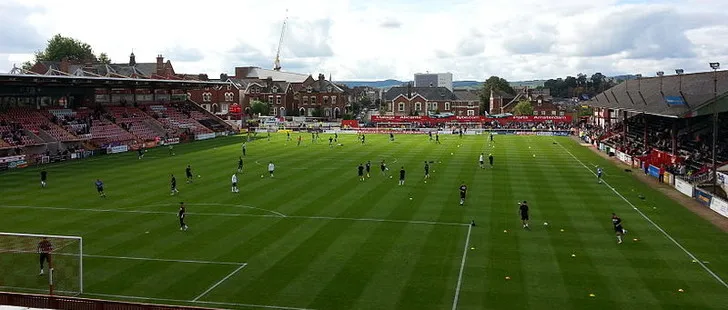 Góc nhìn từ khán đài The Big Bank Stand tại St. James Park, nơi các cổ động viên cuồng nhiệt nhất của Exeter City tập trung.