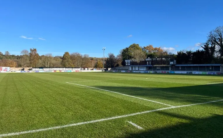 Góc nhìn từ khán đài xuống mặt sân cỏ xanh mướt của The Meadow, sân nhà Chesham United
