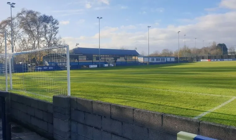 Góc nhìn từ sau cầu môn tại sân Hardenhuish Park, thể hiện khu khán đài đứng